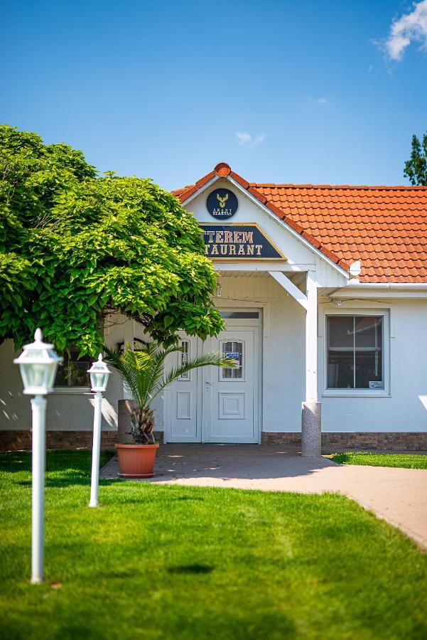 Apartmán Aranyszarvas Panzio, Etterem Es Grillterasz Exteriér fotografie