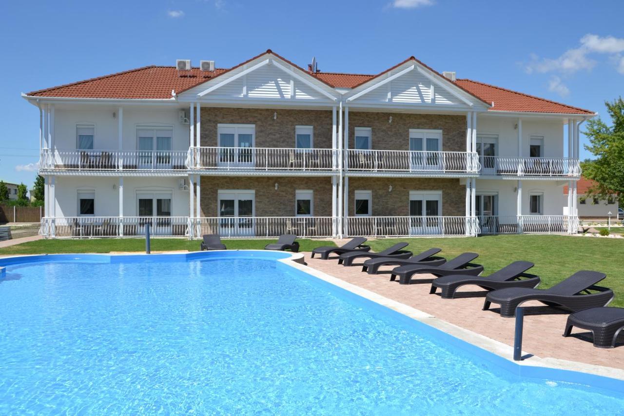 Apartmán Aranyszarvas Panzio, Etterem Es Grillterasz Exteriér fotografie