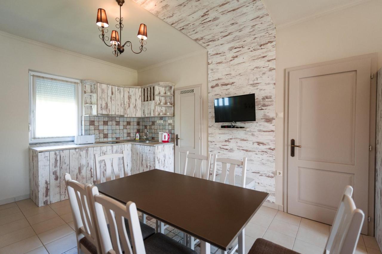 Apartmán Aranyszarvas Panzio, Etterem Es Grillterasz Exteriér fotografie